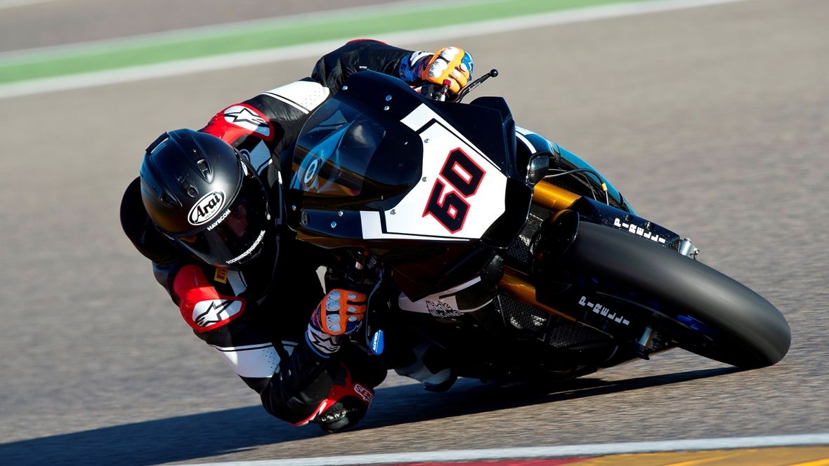 Michael VD Mark sobre la Yamaha YZF-R1 de Superbike