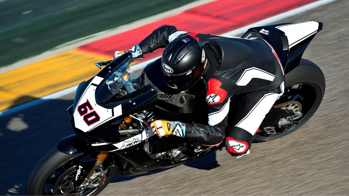 Michael VD Mark sobre la Yamaha YZF-R1 de Superbike