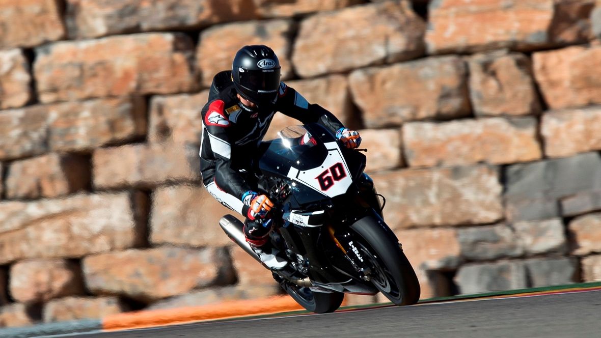 Michael VD Mark sobre la Yamaha YZF-R1 de Superbike