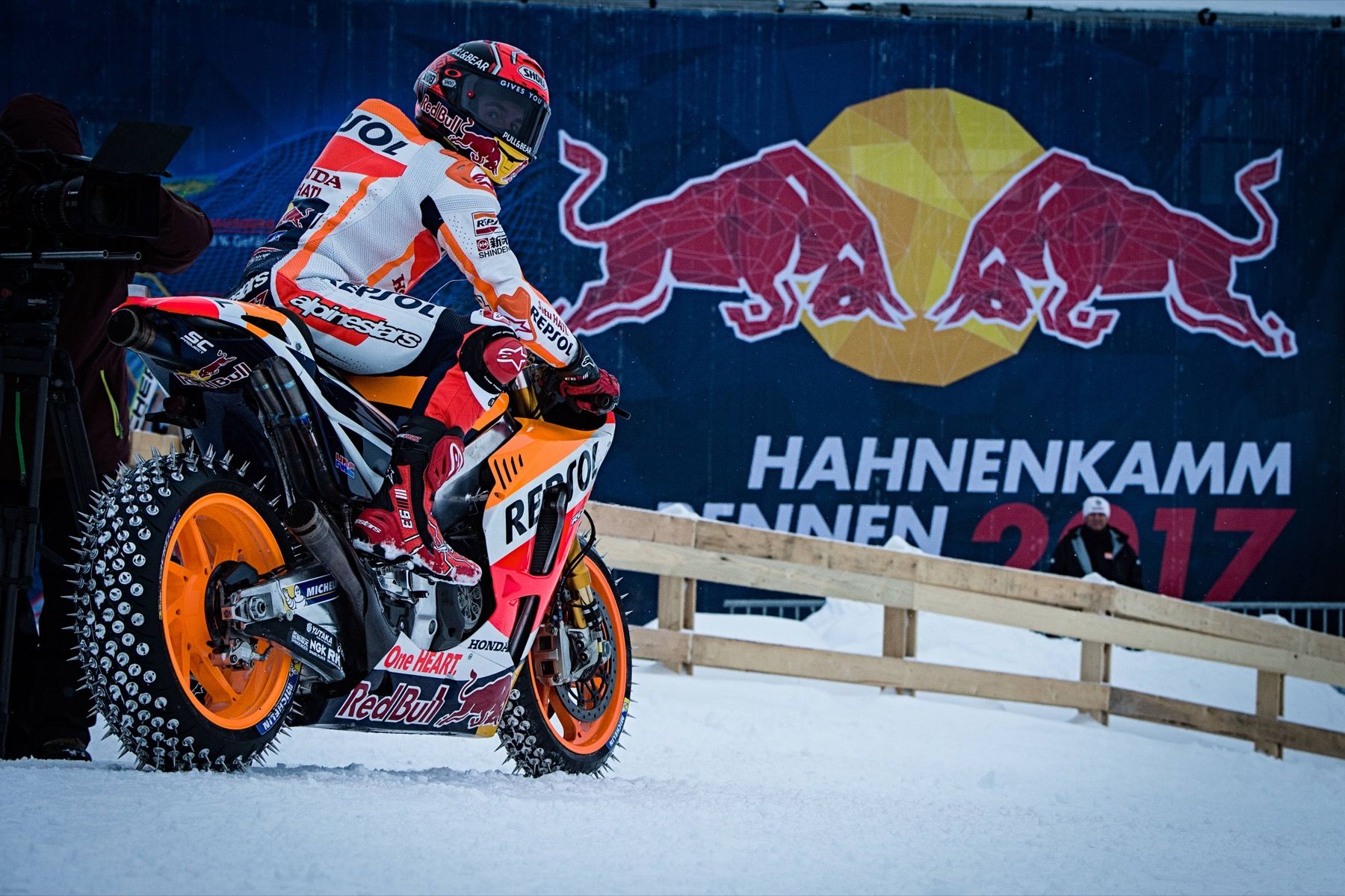 Marc Márquez con la MotoGP en los Alpes