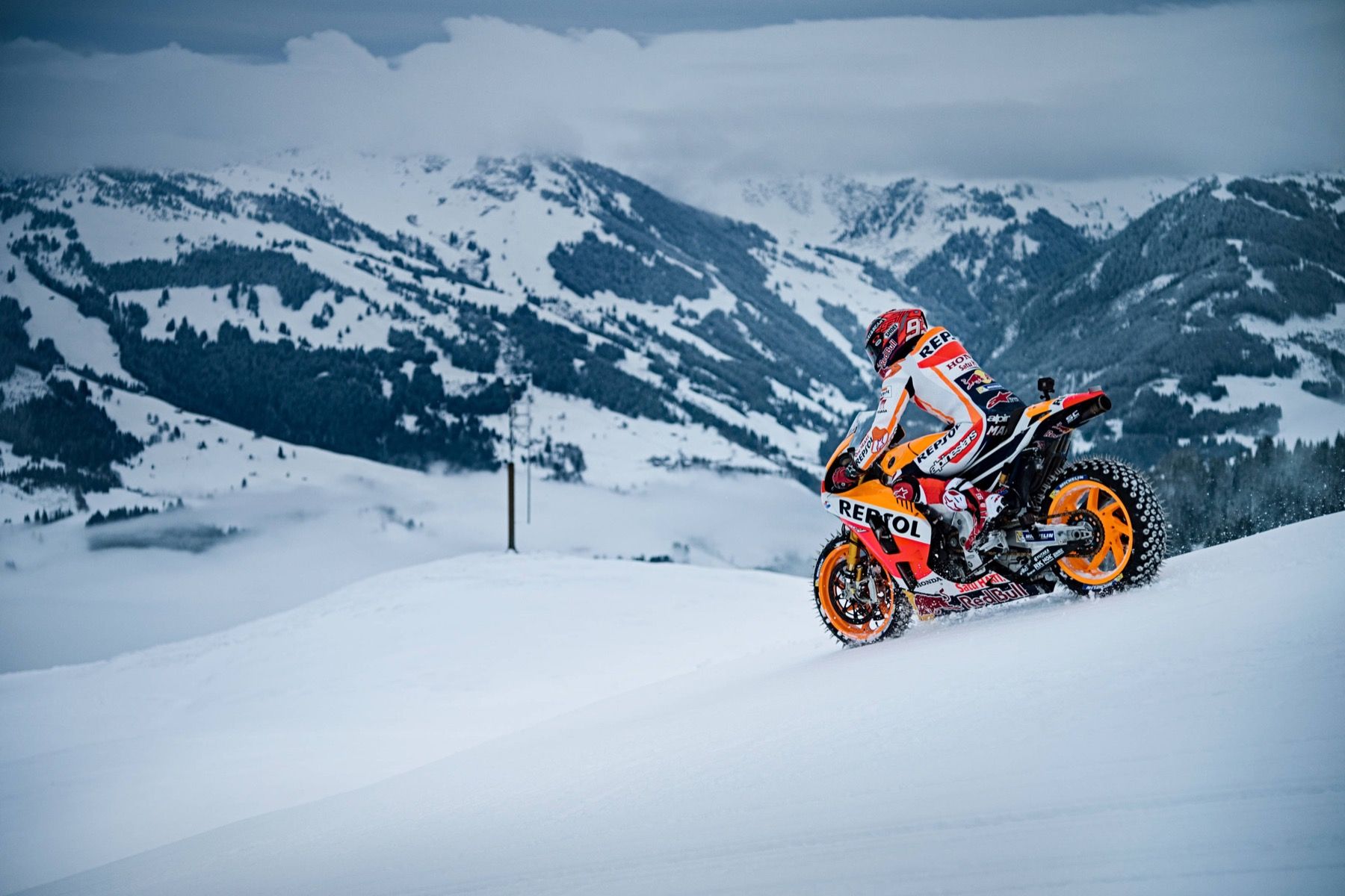 Marc Márquez con la MotoGP en los Alpes