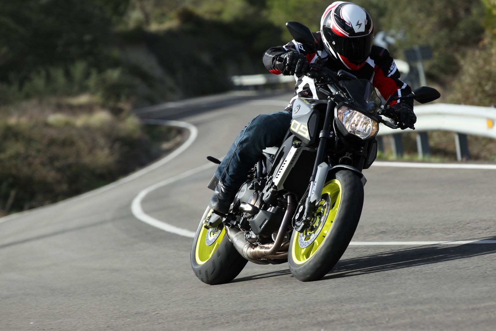 Yamaha MT-09 2017: los ojos de la oscuridad, fotos