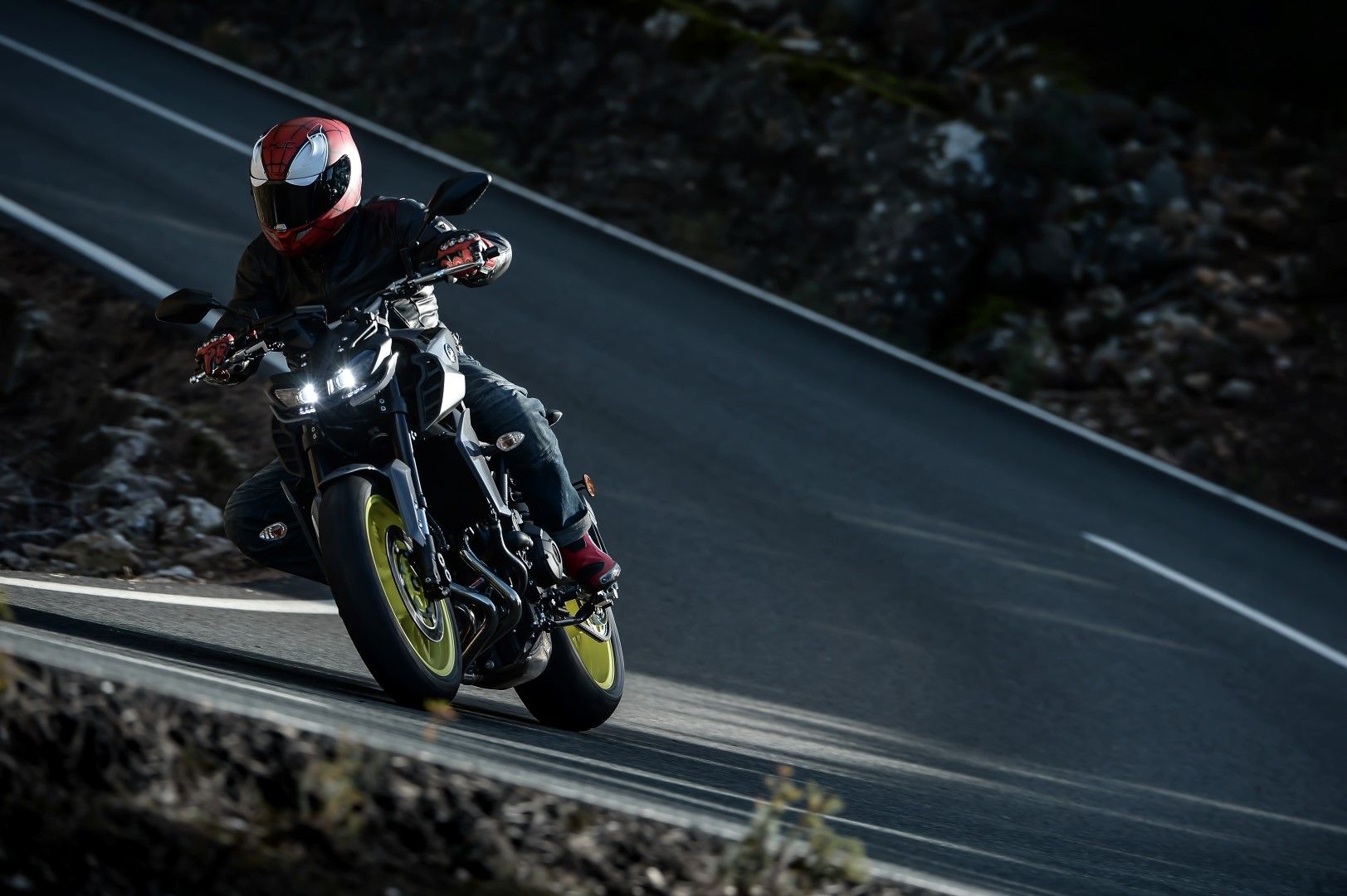 Yamaha MT-09 2017: los ojos de la oscuridad, fotos
