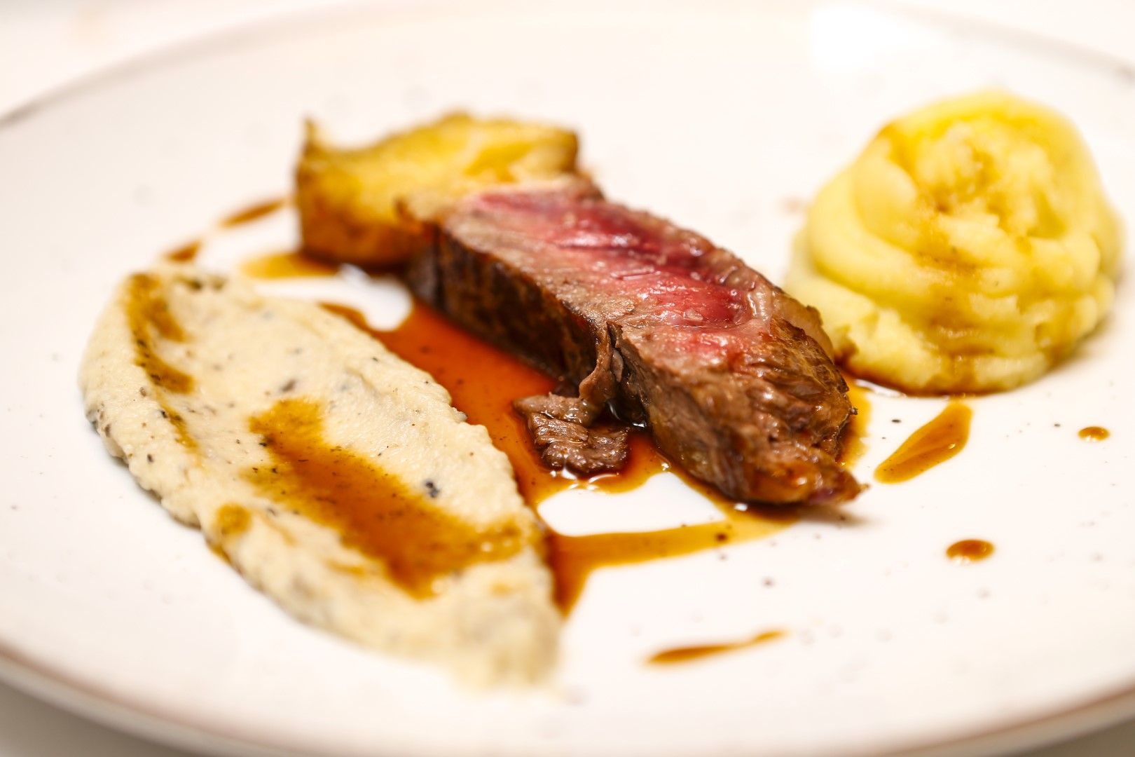 La Gastrocasa: Buey con su jugo parmentier de patata y apiobola trufado.