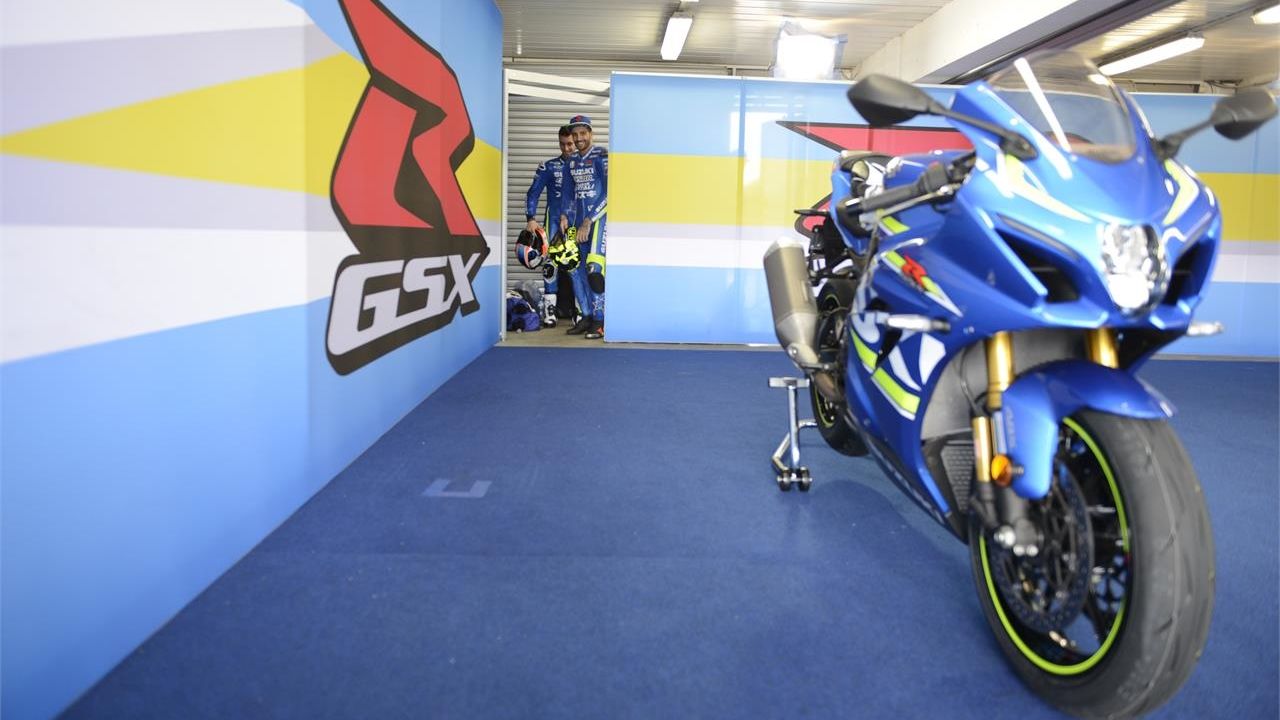 Andrea Iannone y Álex Rins con la Suzuki GSX-R 1000R
