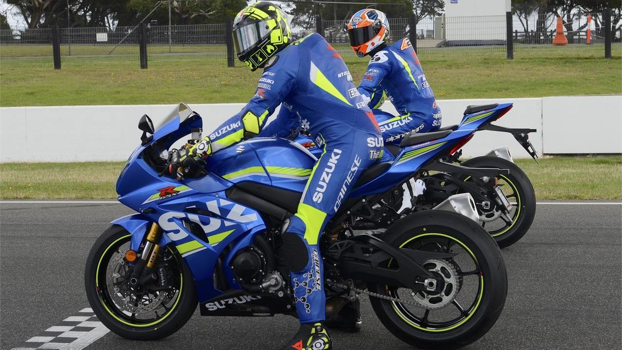 Andrea Iannone y Álex Rins con la Suzuki GSX-R 1000R
