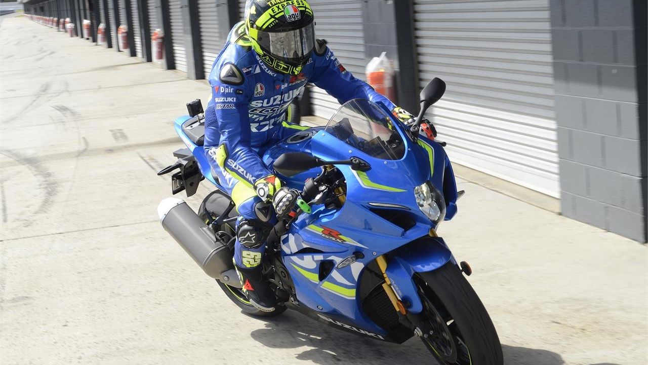 Andrea Iannone y Álex Rins con la Suzuki GSX-R 1000R