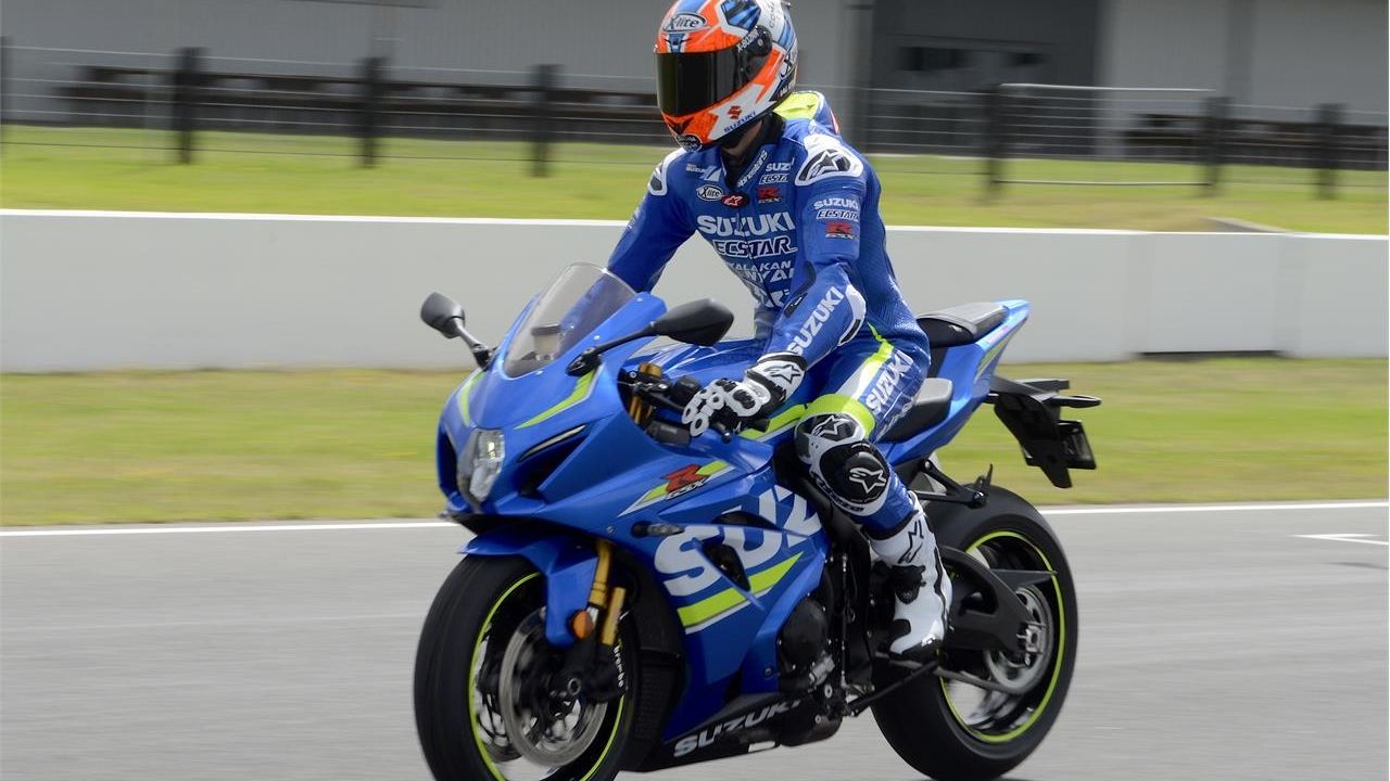 Andrea Iannone y Álex Rins con la Suzuki GSX-R 1000R