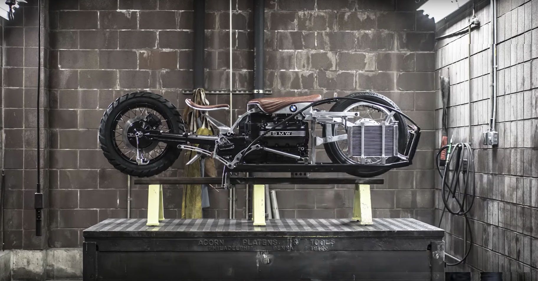 BMW K75 Alpha por Mark Atkinson y Doruk Erdem