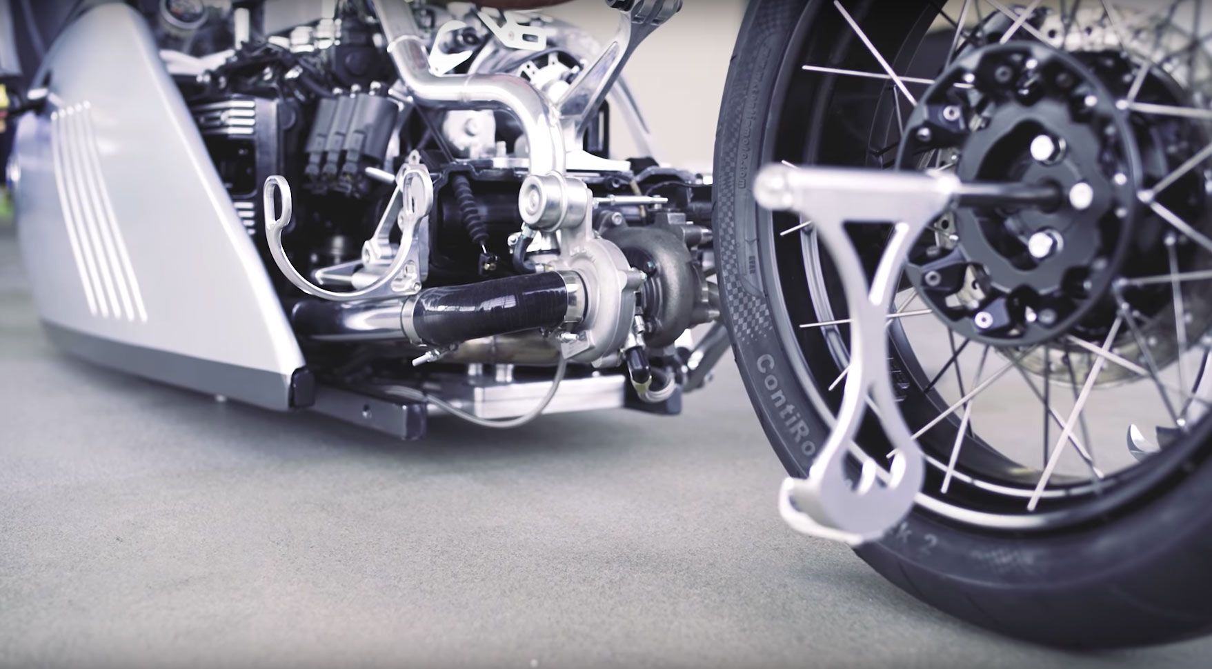 BMW K75 Alpha por Mark Atkinson y Doruk Erdem