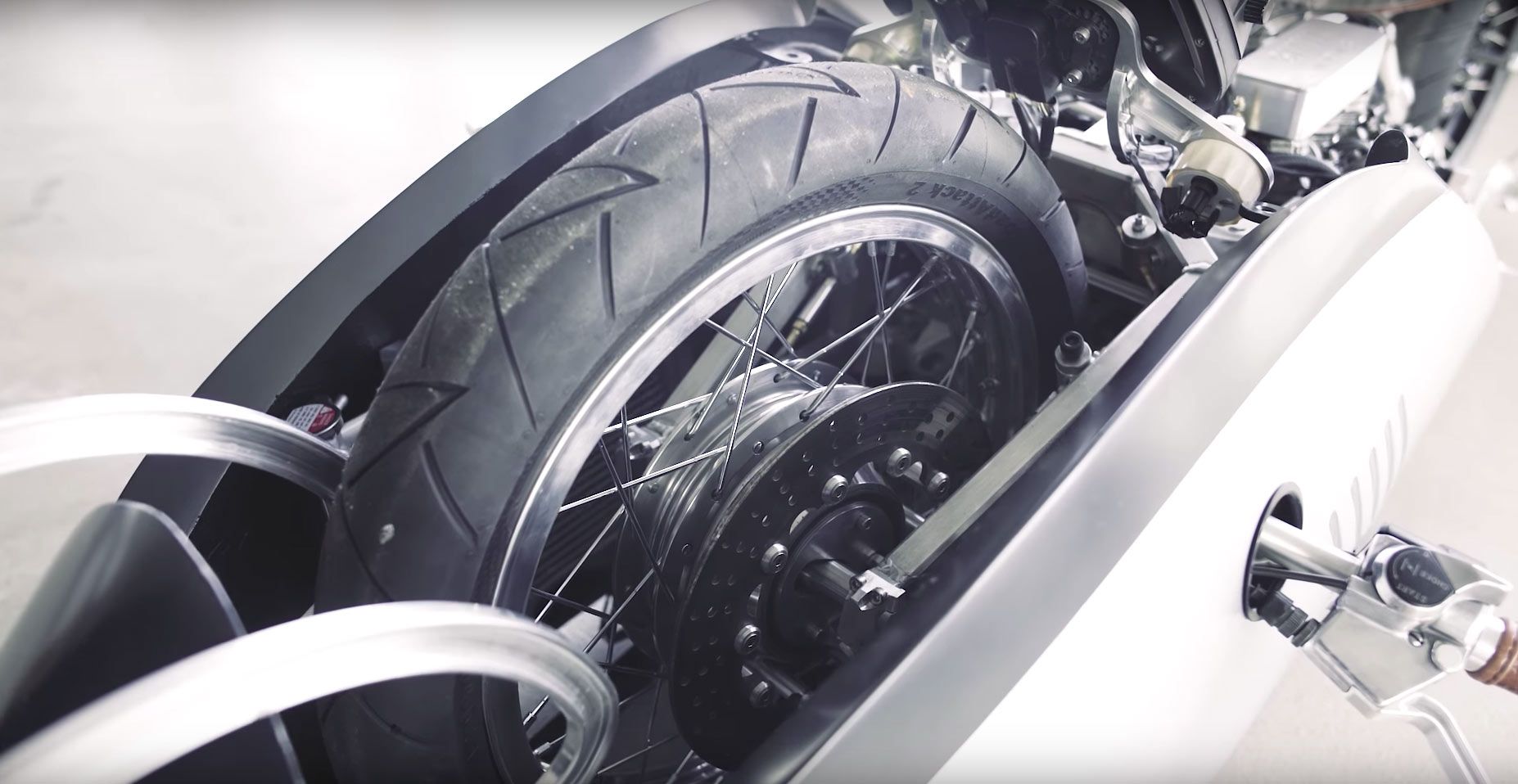 BMW K75 Alpha por Mark Atkinson y Doruk Erdem