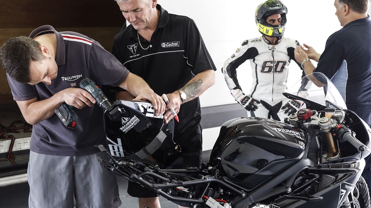 Julián Simón prueba el prototipo de Triumph, la Moto2 del futuro