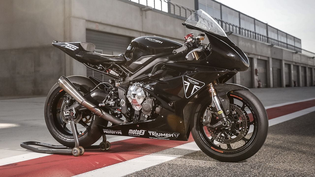 Julián Simón prueba el prototipo de Triumph, la Moto2 del futuro