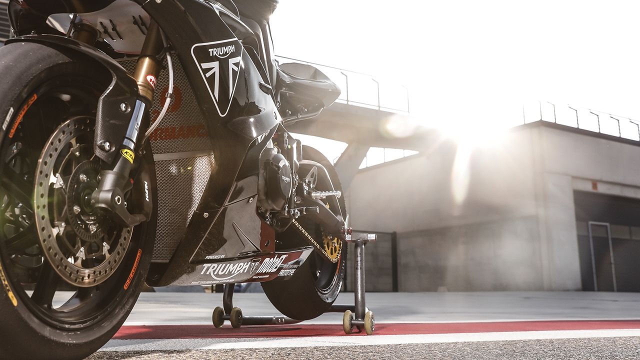 Julián Simón prueba el prototipo de Triumph, la Moto2 del futuro