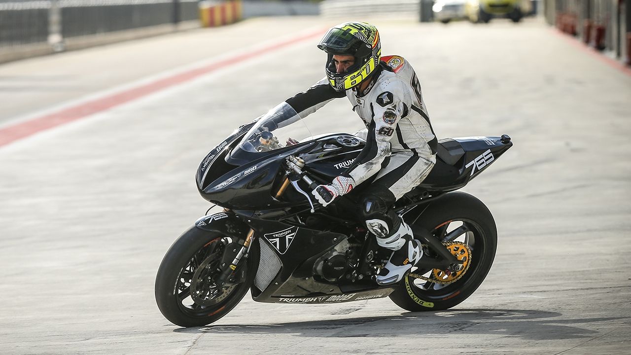 Julián Simón prueba el prototipo de Triumph, la Moto2 del futuro