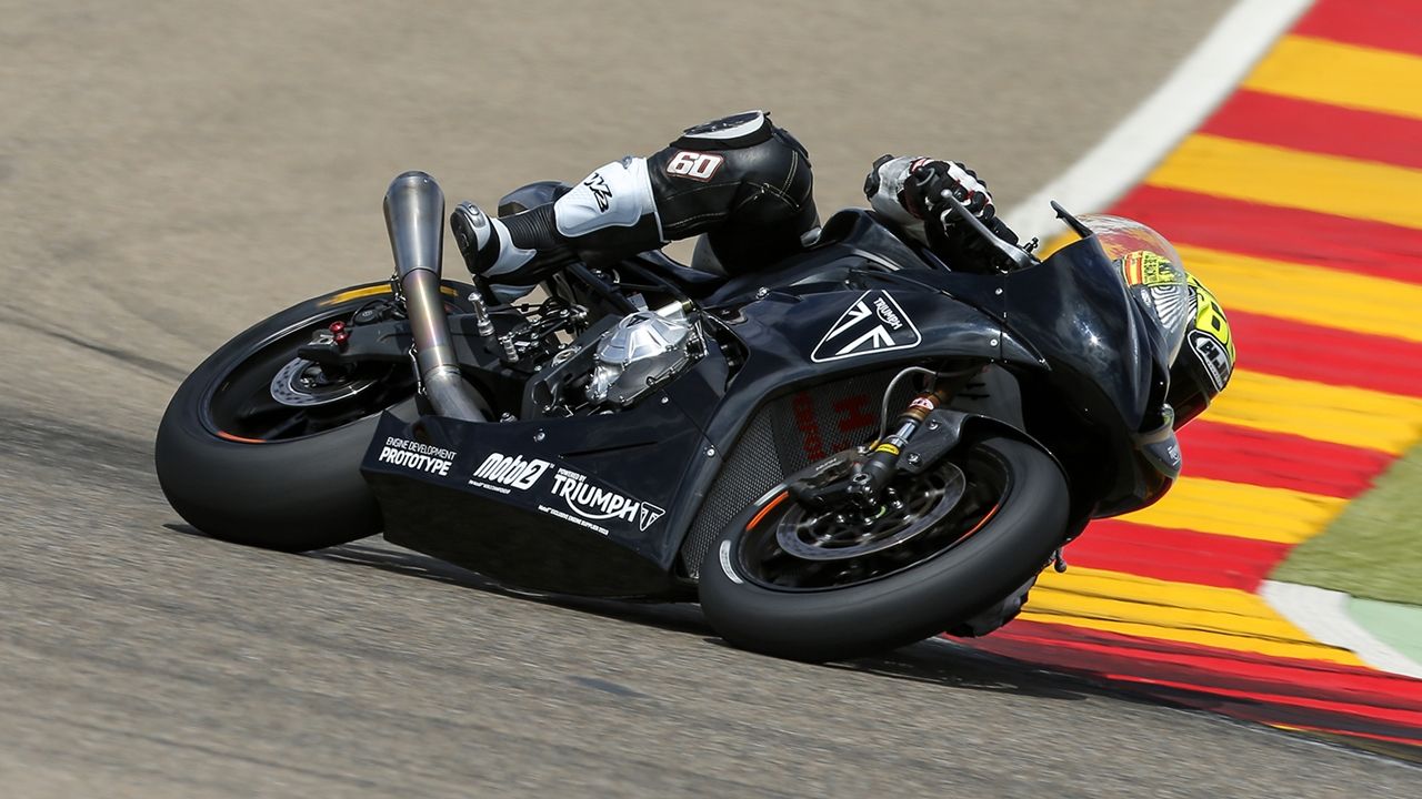 Julián Simón prueba el prototipo de Triumph, la Moto2 del futuro