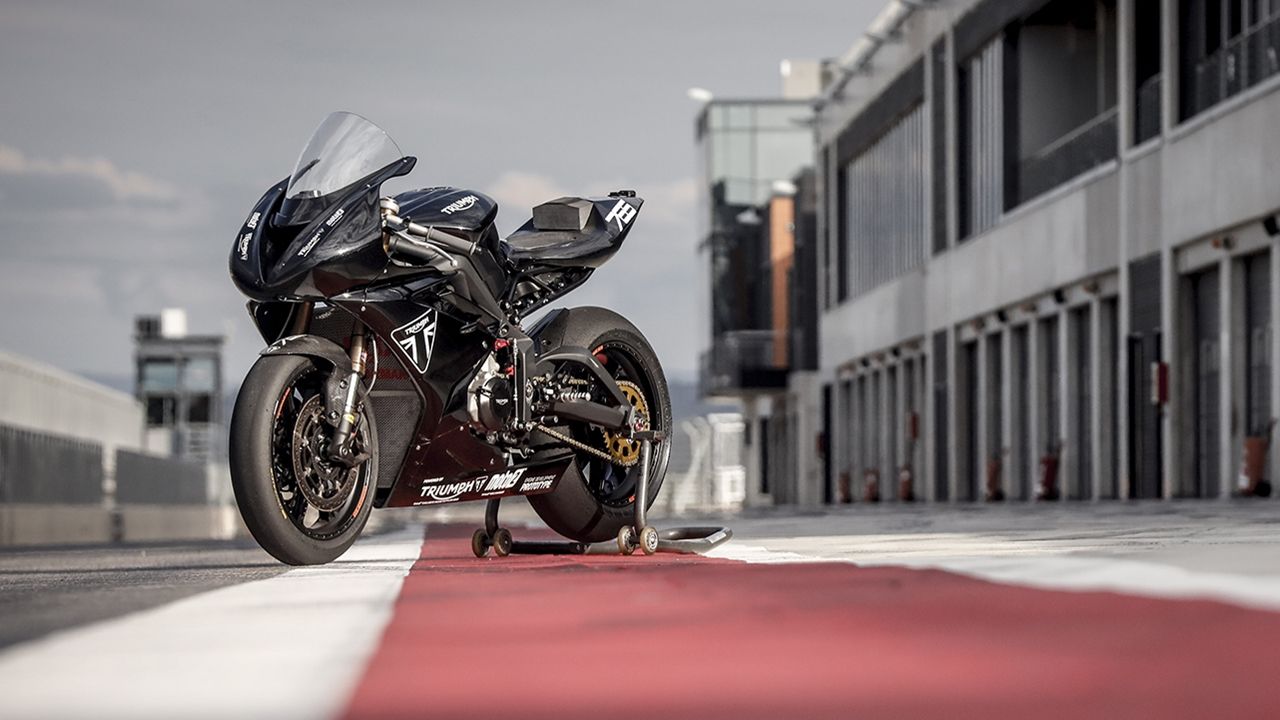 Julián Simón prueba el prototipo de Triumph, la Moto2 del futuro