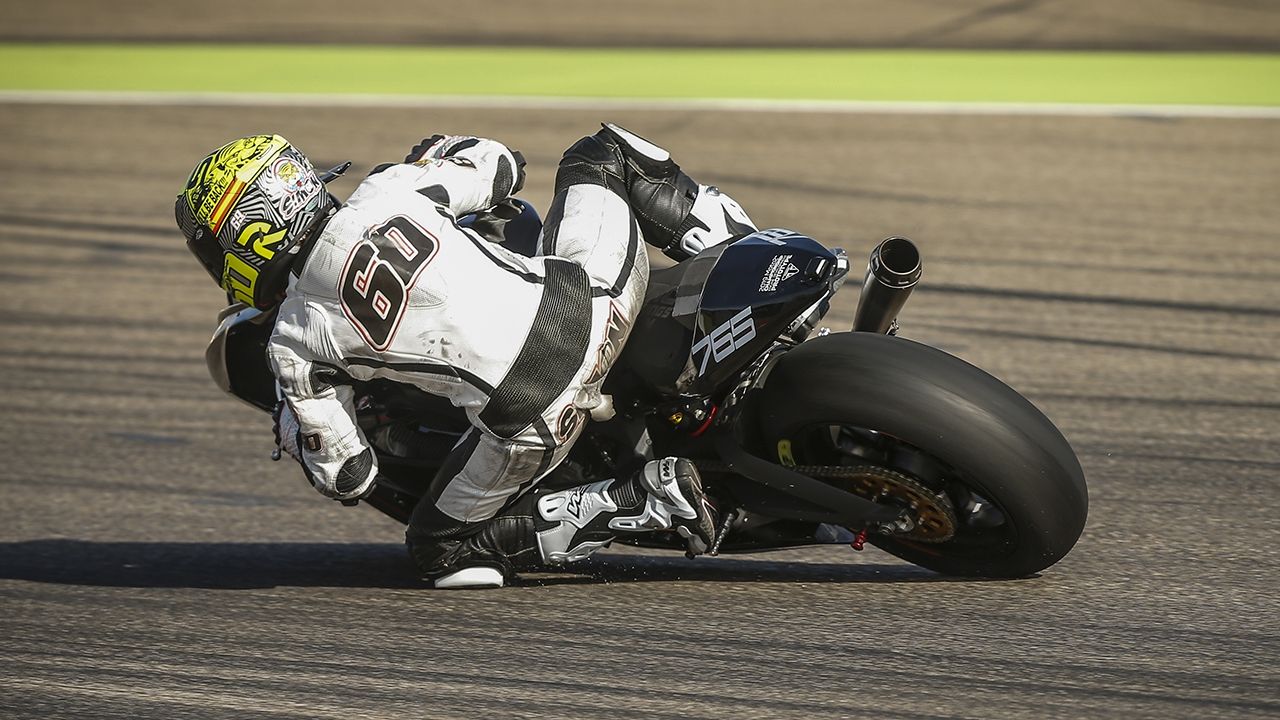 Julián Simón prueba el prototipo de Triumph, la Moto2 del futuro