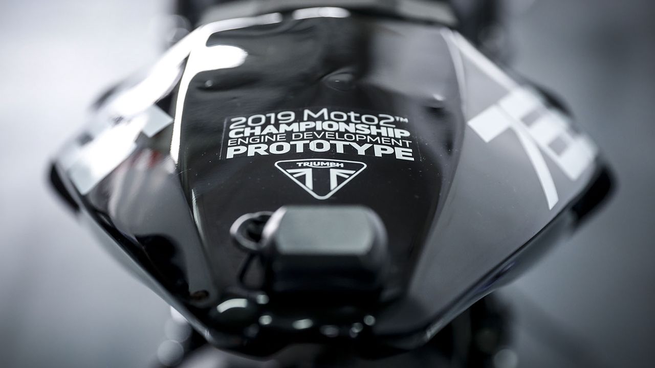 Julián Simón prueba el prototipo de Triumph, la Moto2 del futuro
