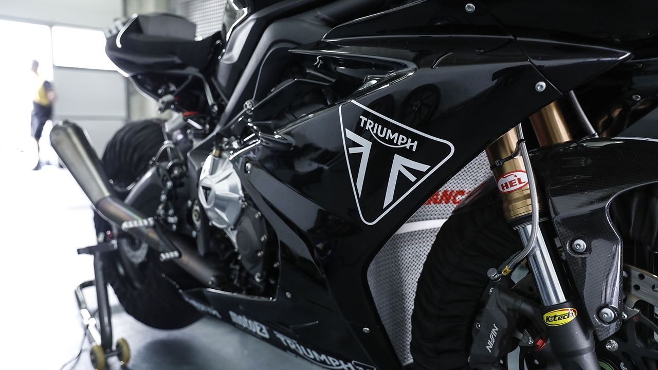 Julián Simón prueba el prototipo de Triumph, la Moto2 del futuro