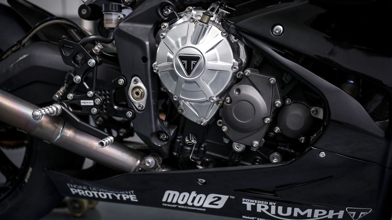 Julián Simón prueba el prototipo de Triumph, la Moto2 del futuro