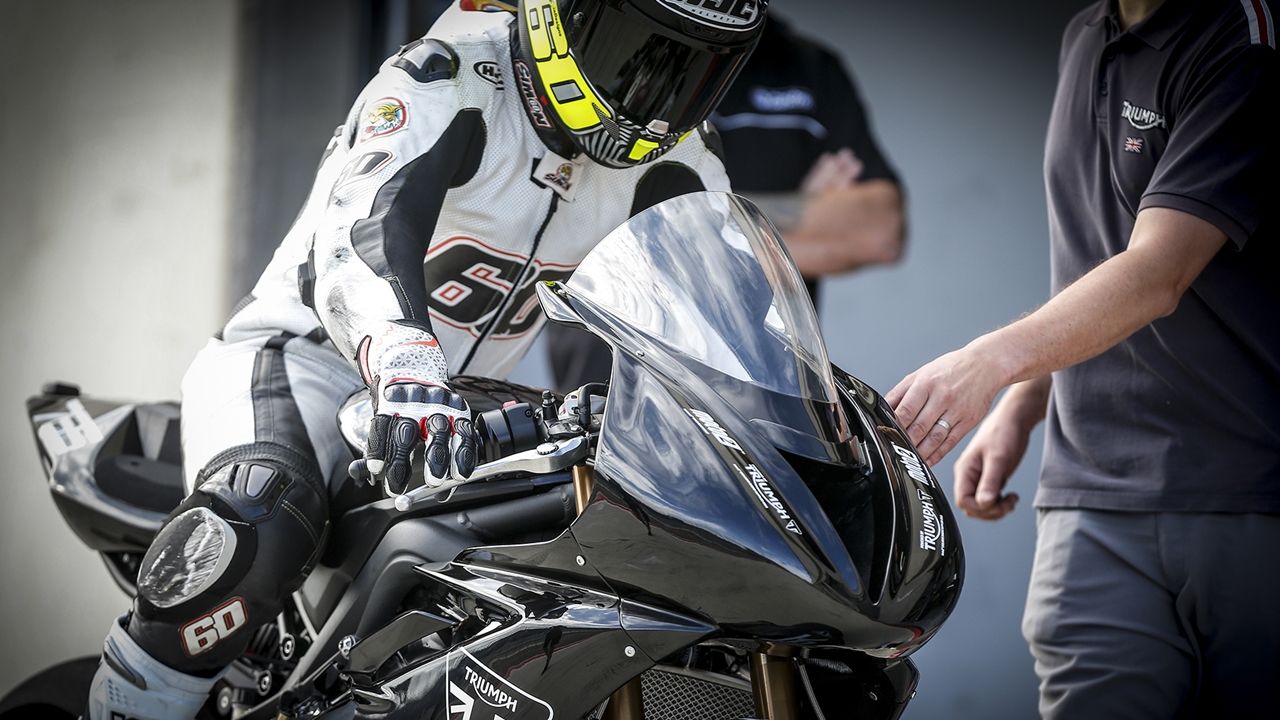 Julián Simón prueba el prototipo de Triumph, la Moto2 del futuro