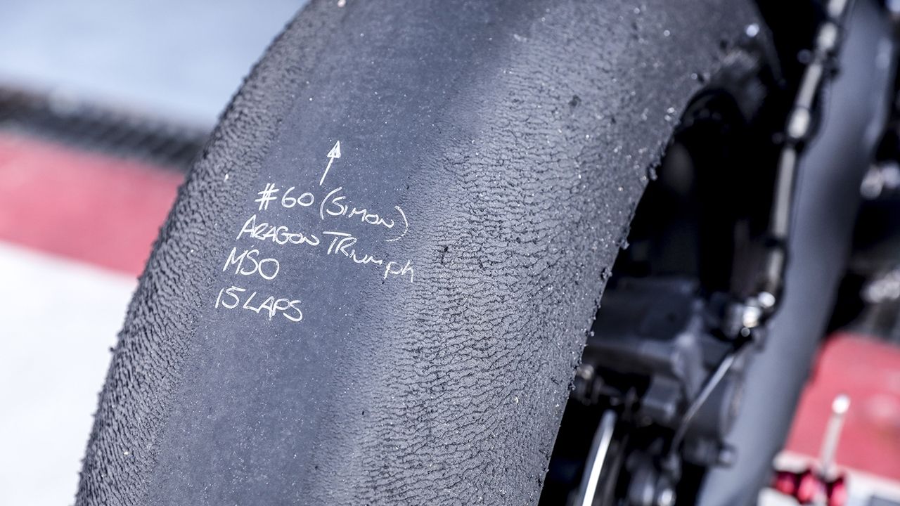 Julián Simón prueba el prototipo de Triumph, la Moto2 del futuro