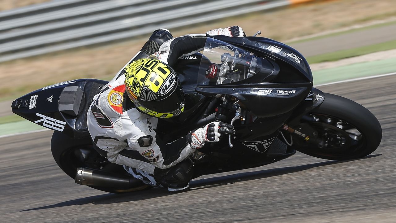Julián Simón prueba el prototipo de Triumph, la Moto2 del futuro