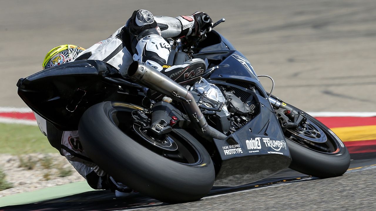Julián Simón prueba el prototipo de Triumph, la Moto2 del futuro
