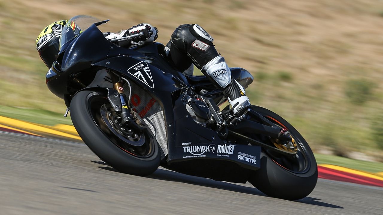 Julián Simón prueba el prototipo de Triumph, la Moto2 del futuro