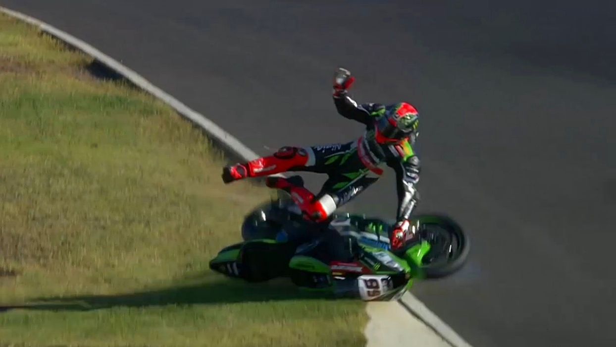 Espectacular accidente de Tom Sykes