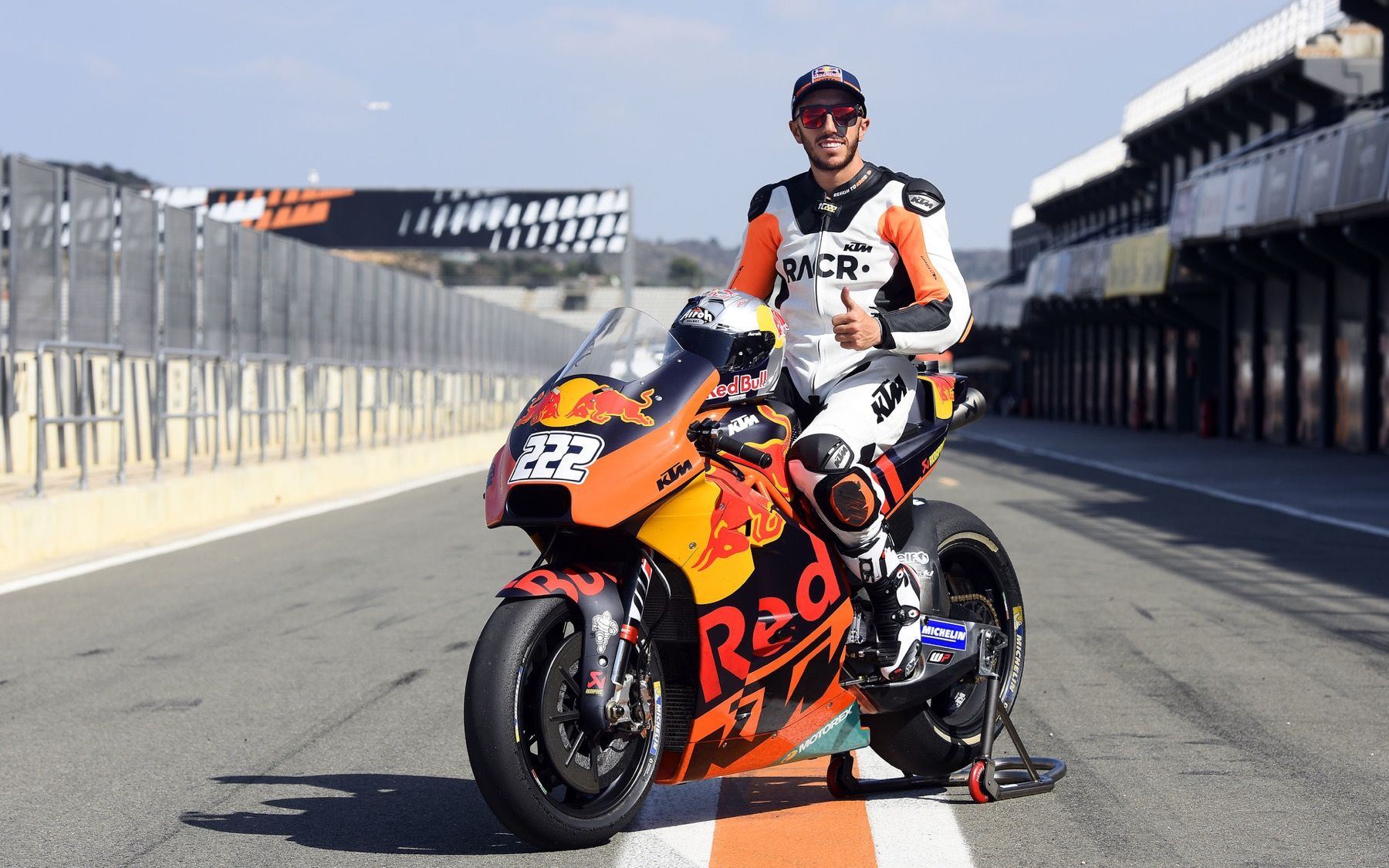 Tony Cairoli prueba la KTM de MotoGP