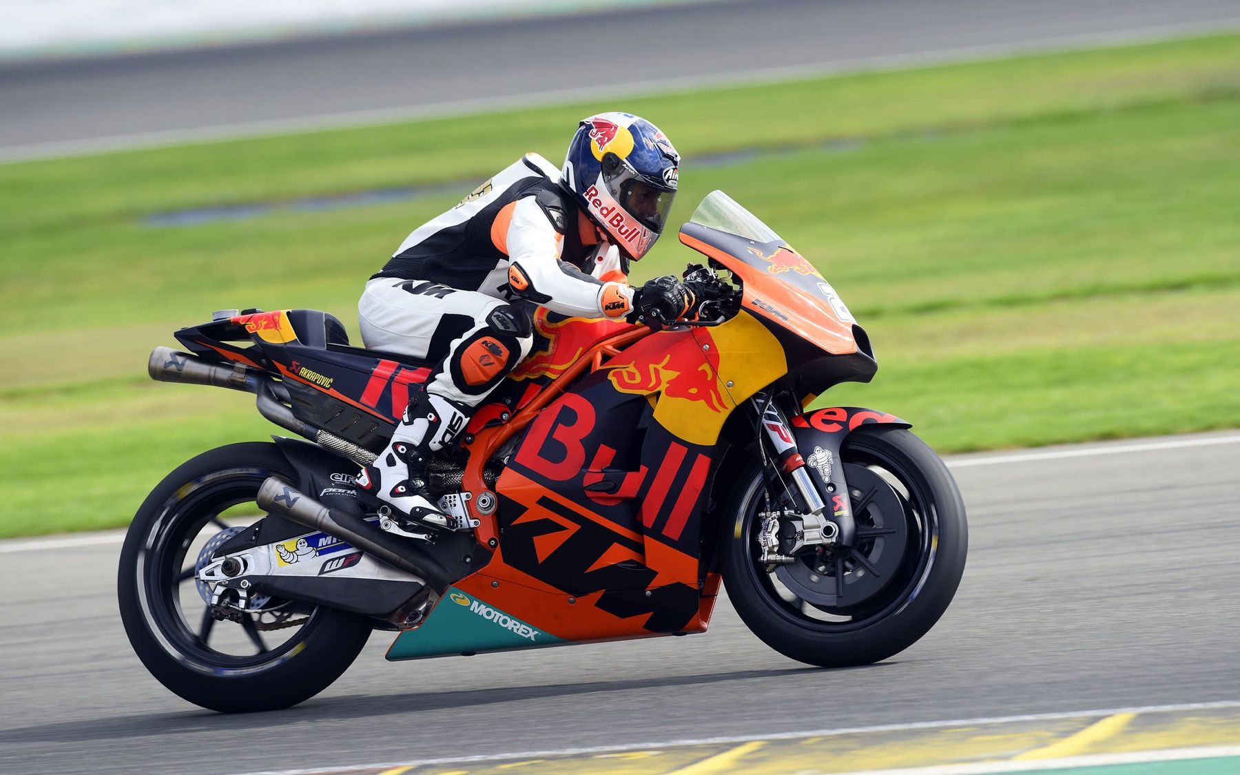 Tony Cairoli prueba la KTM de MotoGP