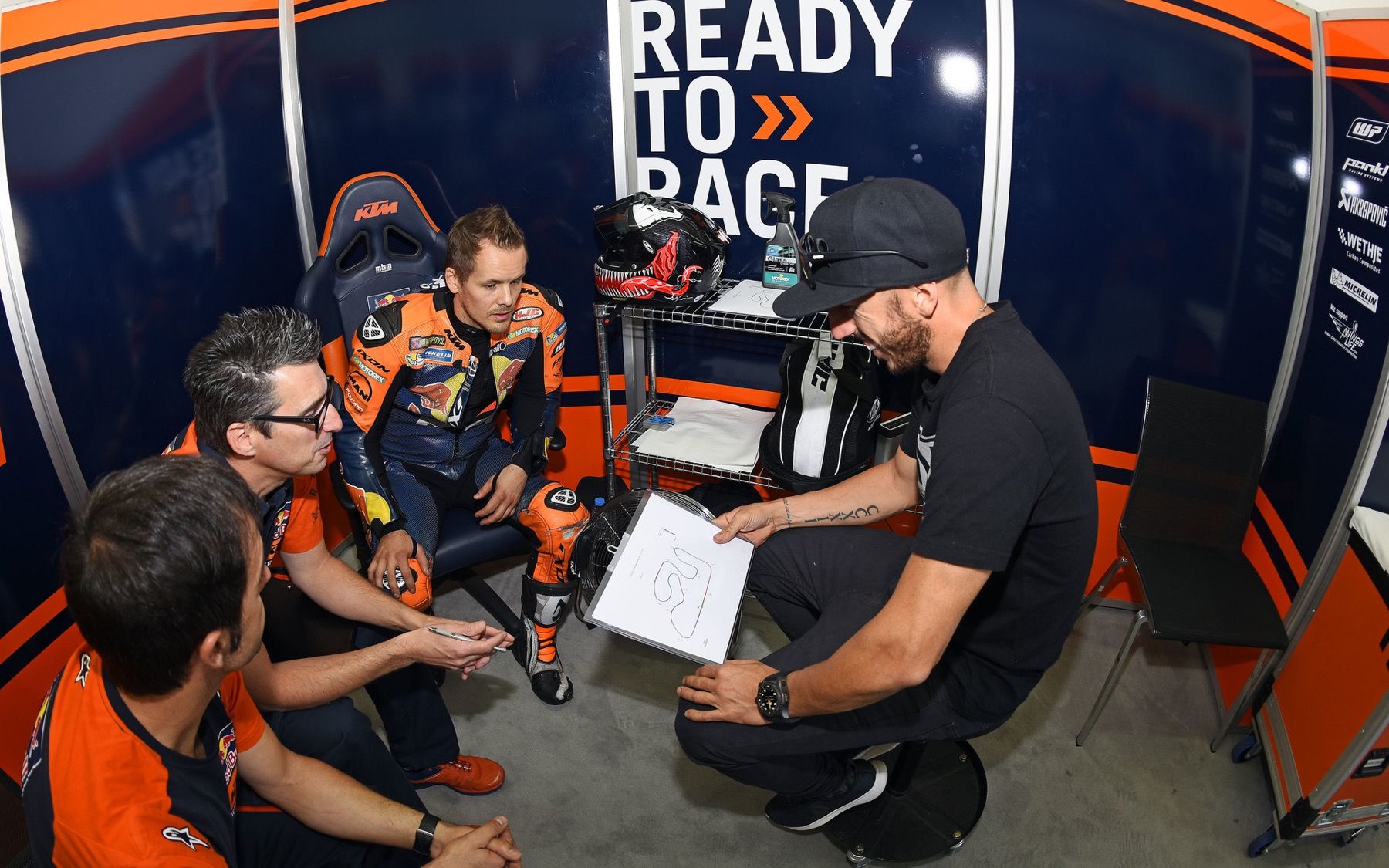 Tony Cairoli prueba la KTM de MotoGP