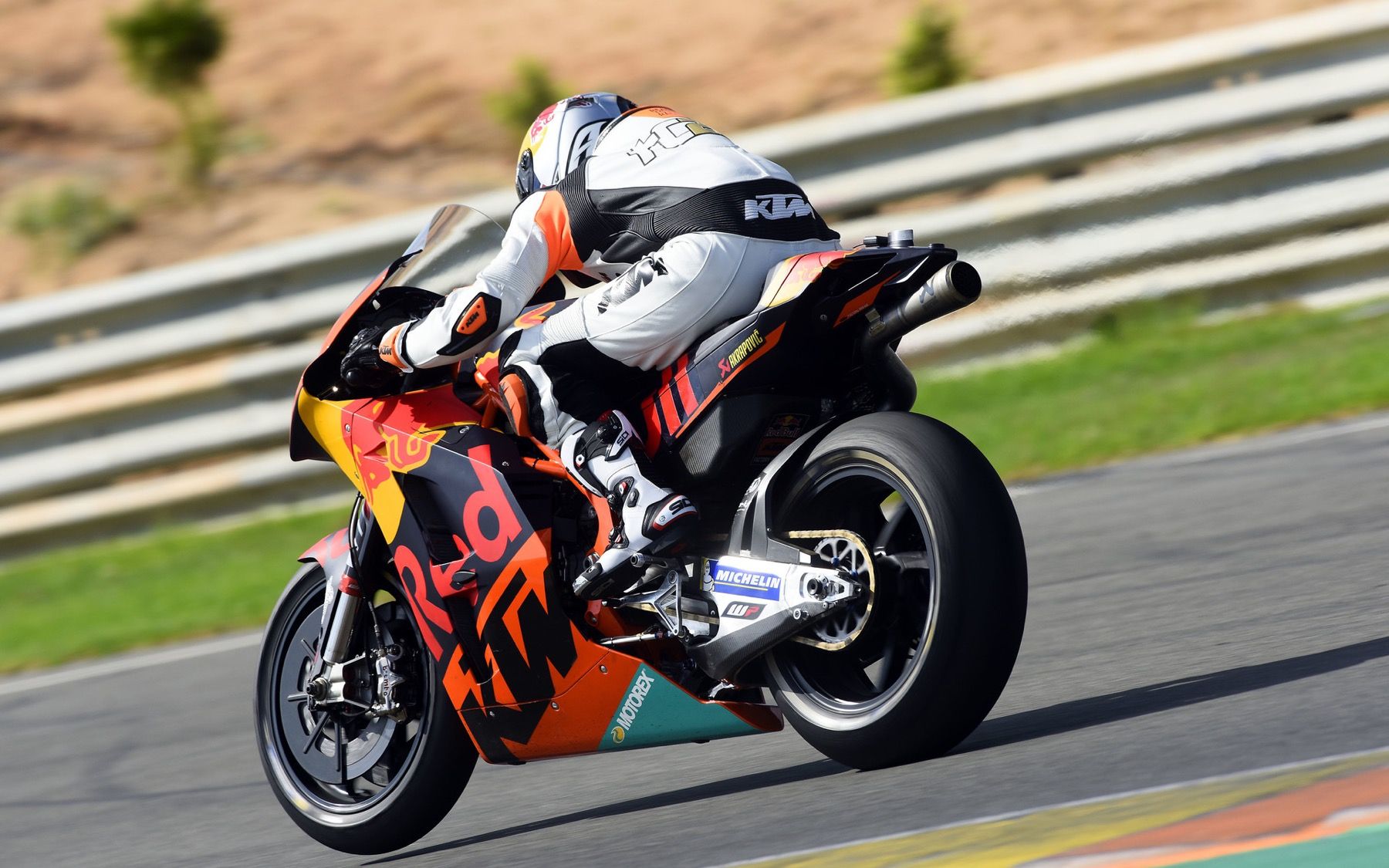 Tony Cairoli prueba la KTM de MotoGP