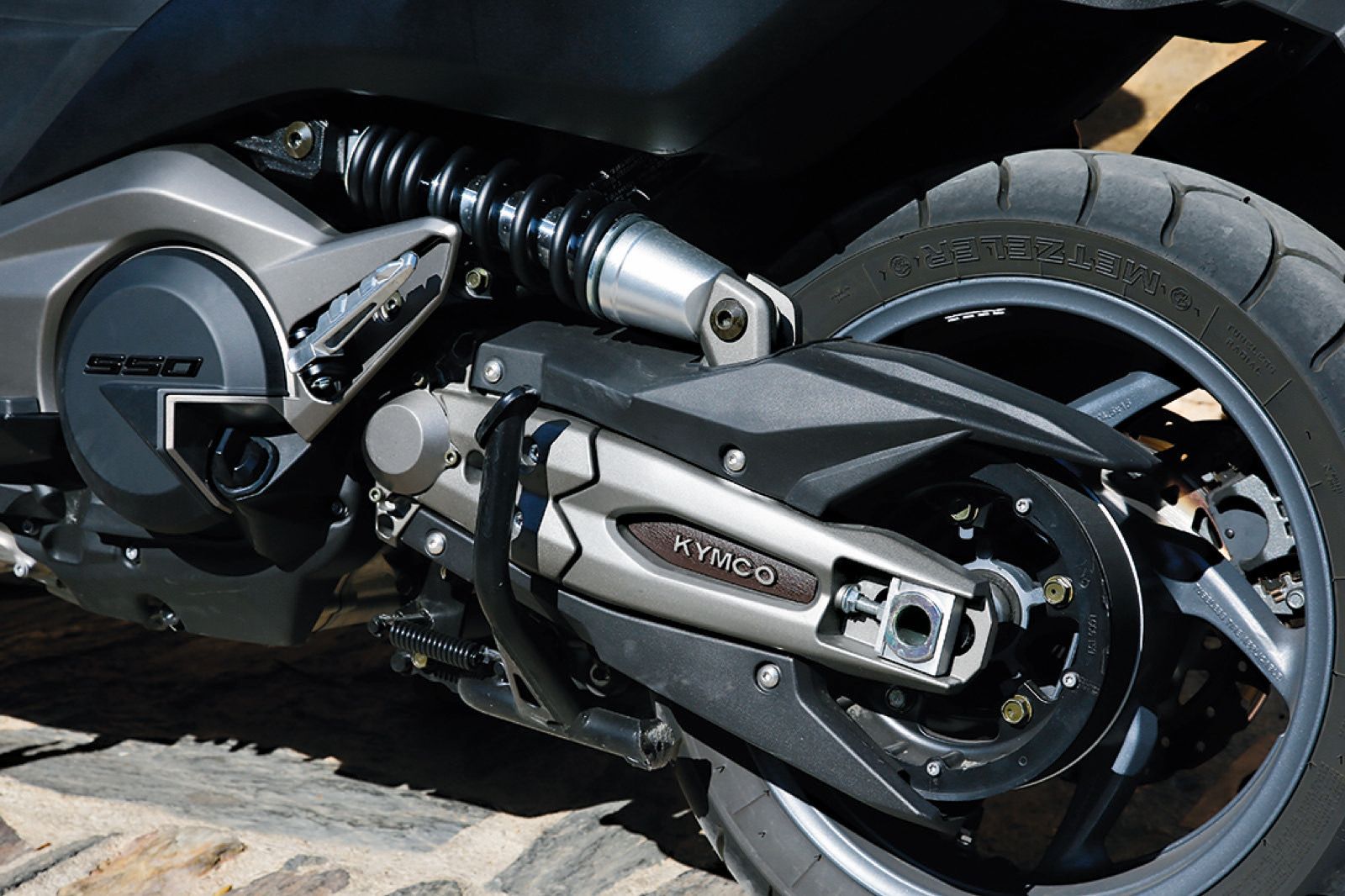 Yamaha TMAX SX vs Kymco AK550
