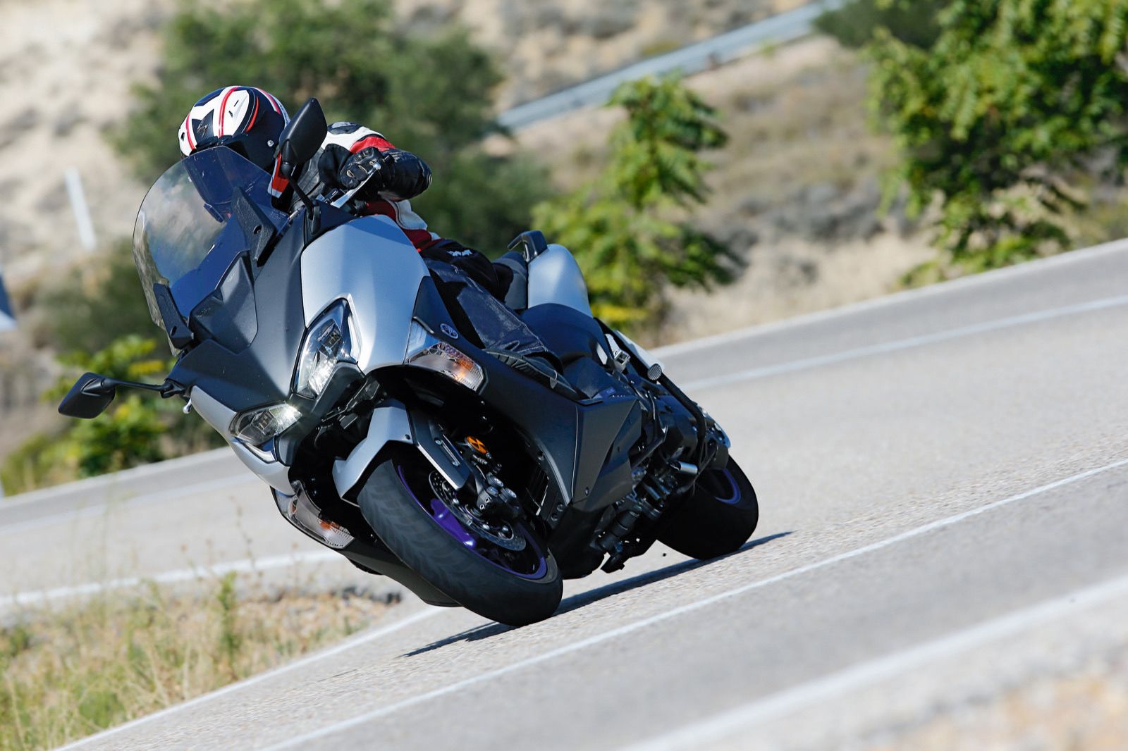 Yamaha TMAX SX vs Kymco AK550