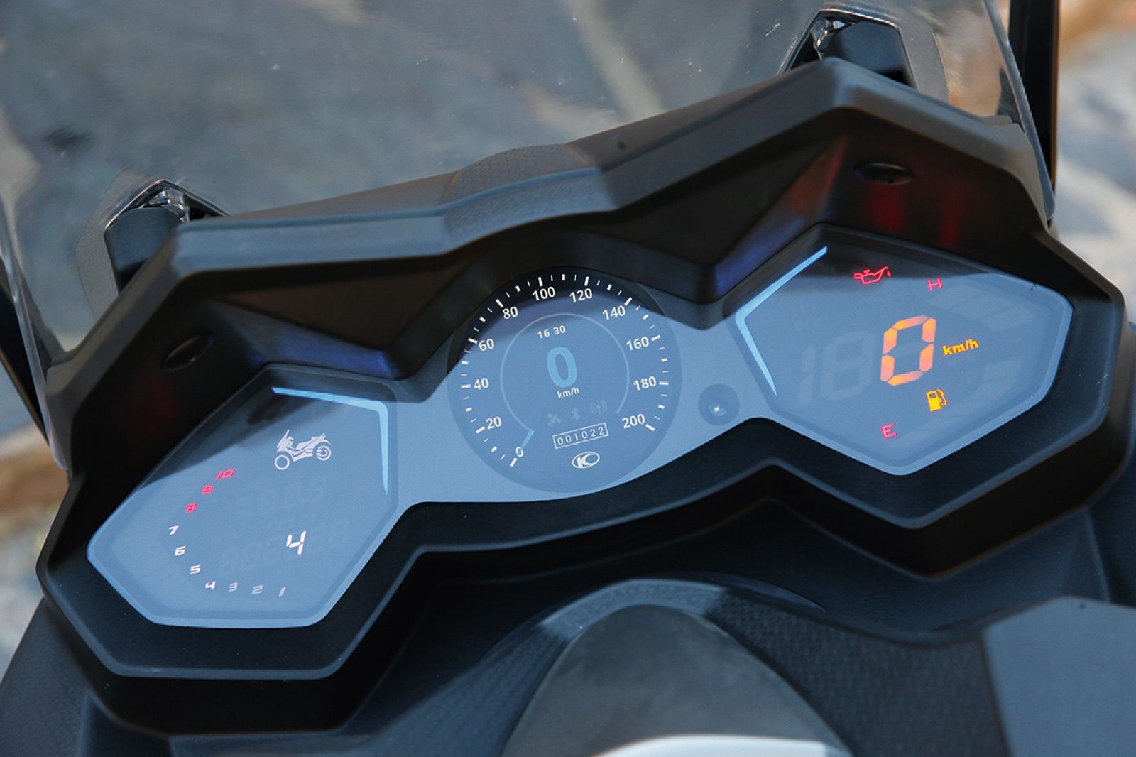 Yamaha TMAX SX vs Kymco AK550