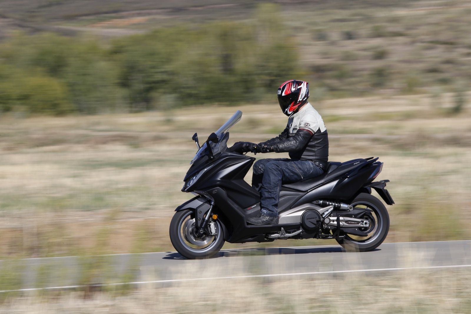 Yamaha TMAX SX vs Kymco AK550
