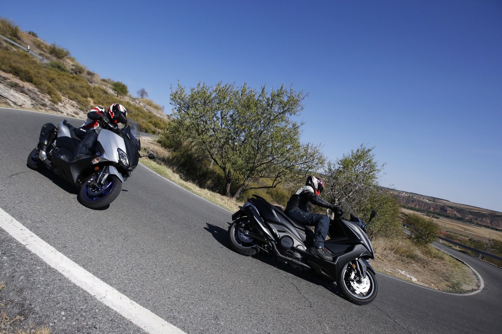Yamaha TMAX SX vs Kymco AK550