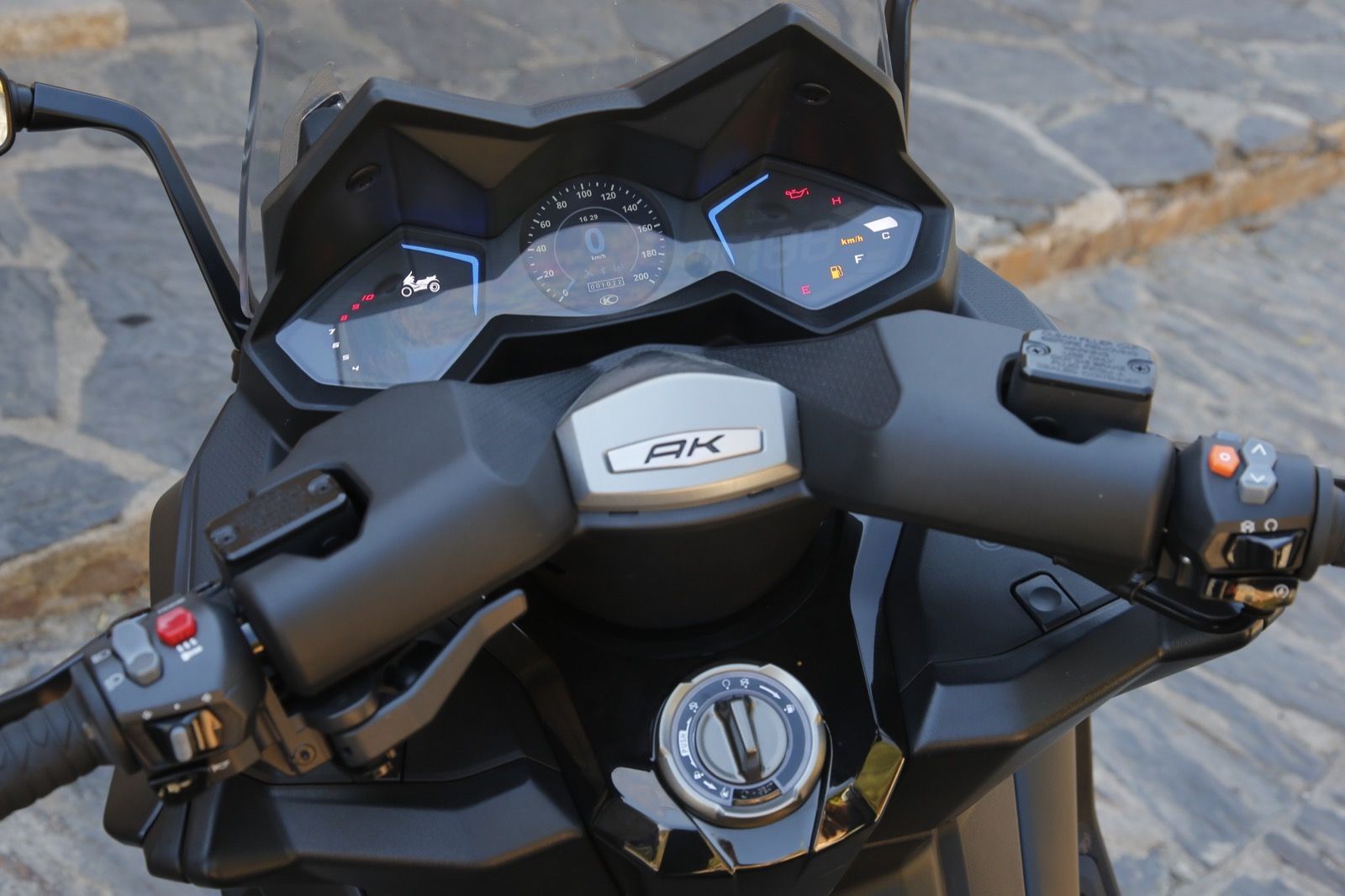 Yamaha TMAX SX vs Kymco AK550