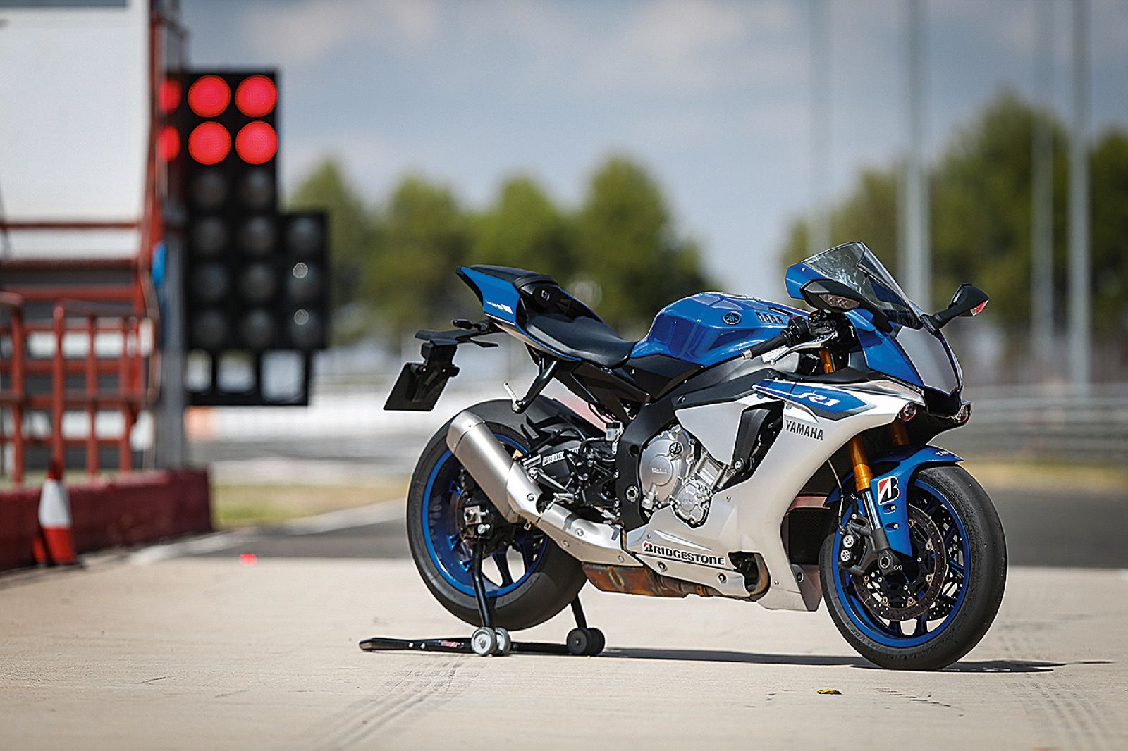 Yamaha YZF-R1 2017, prueba fondo con Julián Simón