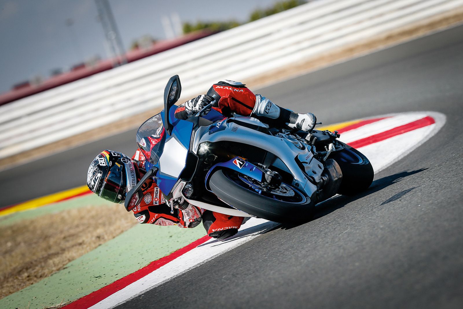Yamaha YZF-R1 2017, prueba fondo con Julián Simón