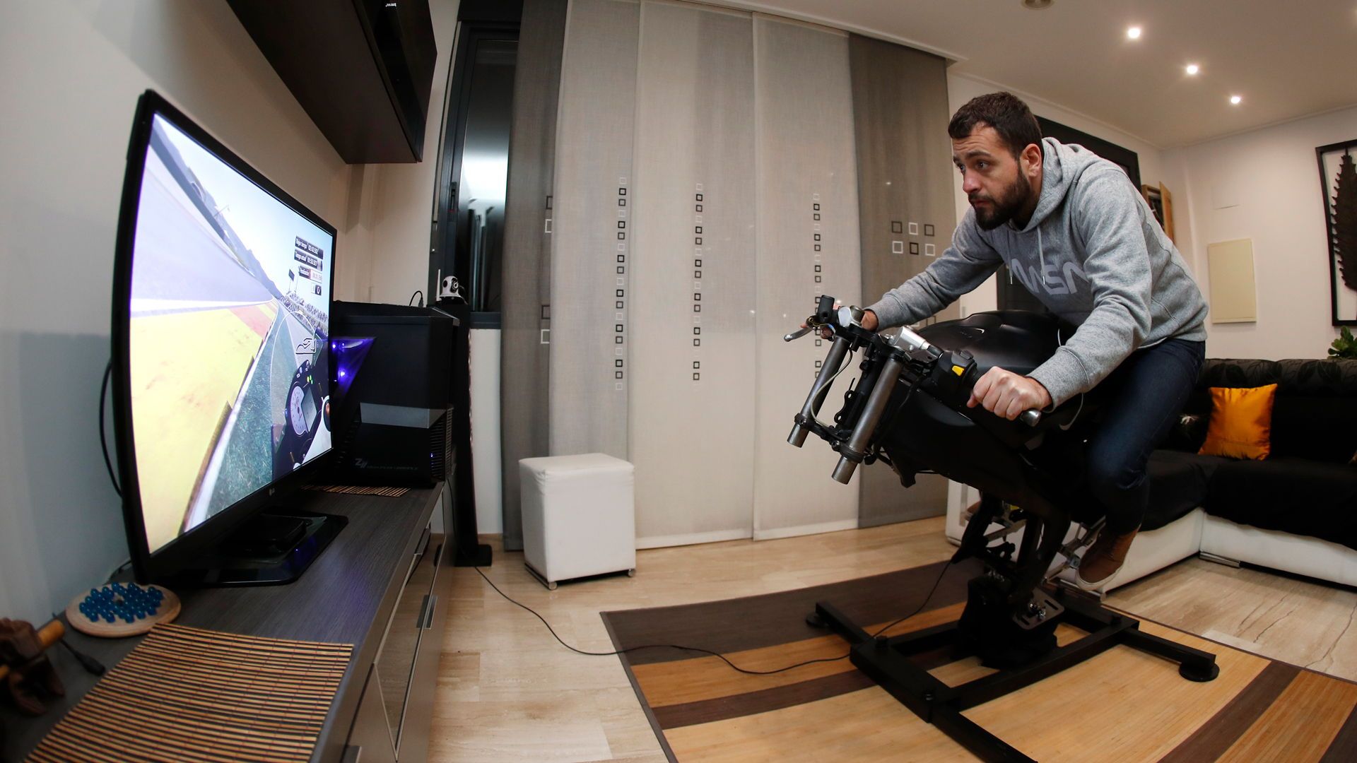 LeanGP, el simulador de motociclismo en casa