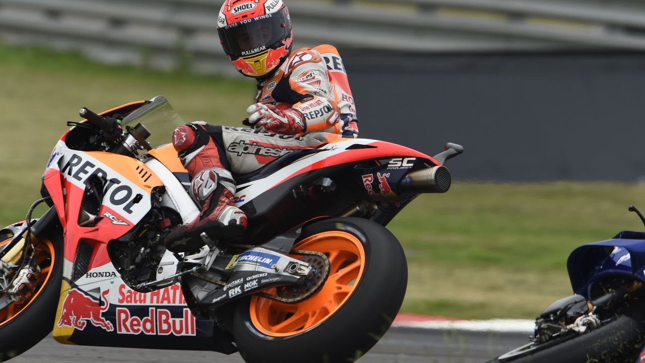 Marc Márquez tira a Valentino Rossi