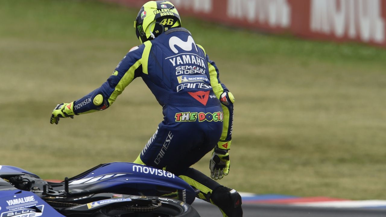 Marc Márquez tira a Valentino Rossi