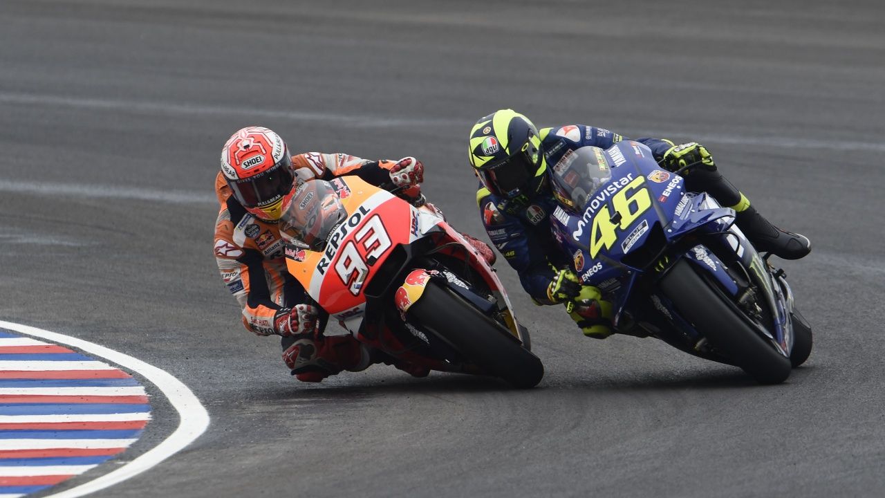 Marc Márquez tira a Valentino Rossi