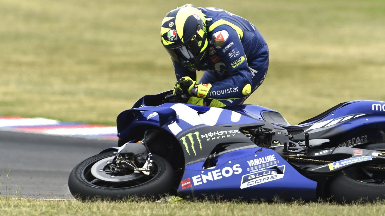 Marc Márquez tira a Valentino Rossi