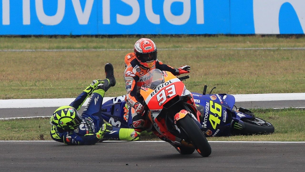 Marc Márquez tira a Valentino Rossi