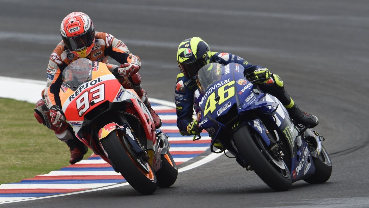 Marc Márquez tira a Valentino Rossi